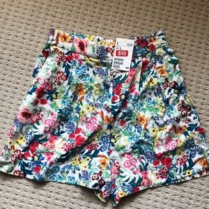 NWT - H&M High waisted pleated shorts